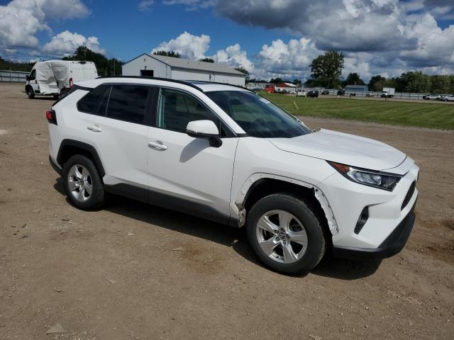 2T3P1RFV4MW154490 - 2021 TOYOTA RAV4 XLE WHITE photo 4