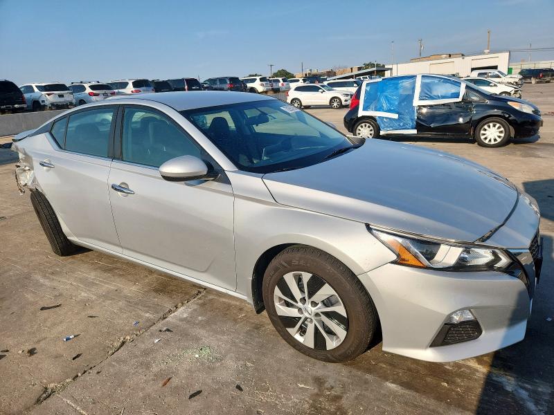 1N4BL4BW6KC197496 - 2019 NISSAN ALTIMA S SILVER photo 4