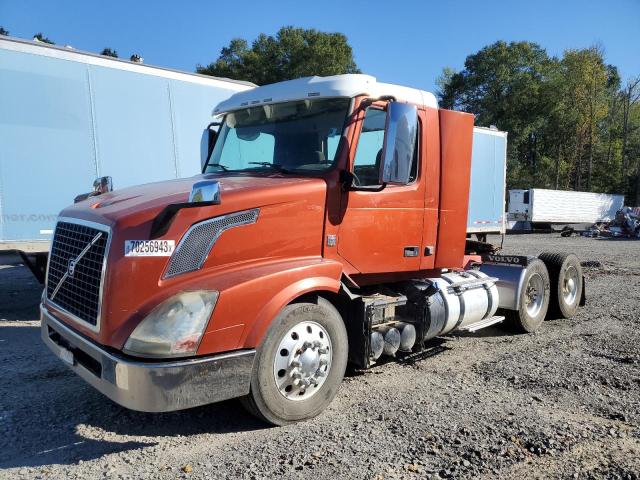 4V4NC9EHXGN914368 - 2016 VOLVO VN VNL ORANGE photo 2