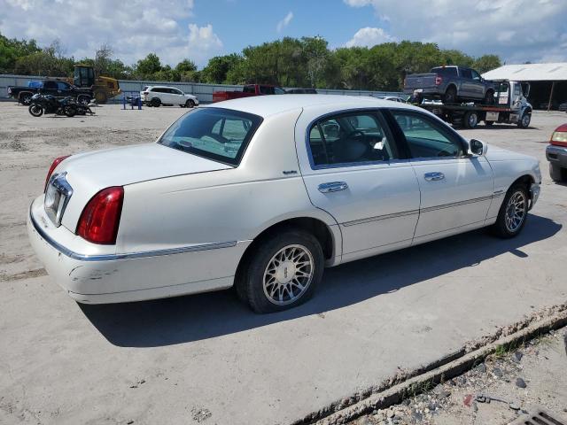 1LNHM82W42Y614413 - 2002 LINCOLN TOWN CAR SIGNATURE WHITE photo 3