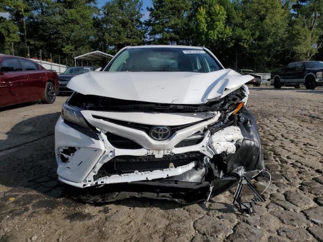 4T1G11AK2RU214121 - 2024 TOYOTA CAMRY SE NIGHT SHADE WHITE photo 5