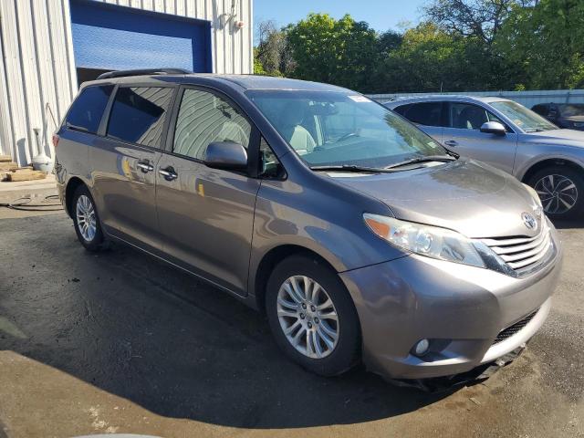5TDYK3DC2FS688690 - 2015 TOYOTA SIENNA XLE GRAY photo 4