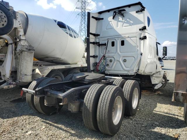 1FUJGLD5XFLGE3882 - 2015 FREIGHTLINER CASCADIA WHITE photo 4