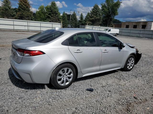 5YFEPMAE2NP382774 - 2022 TOYOTA COROLLA LE 银色 照片 3