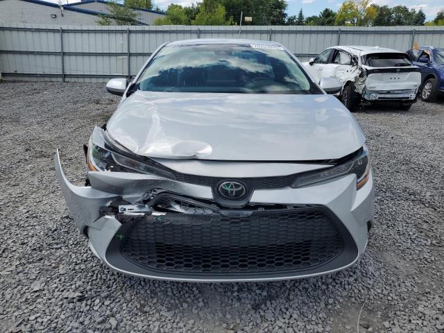 5YFEPMAE2NP382774 - 2022 TOYOTA COROLLA LE 银色 照片 5