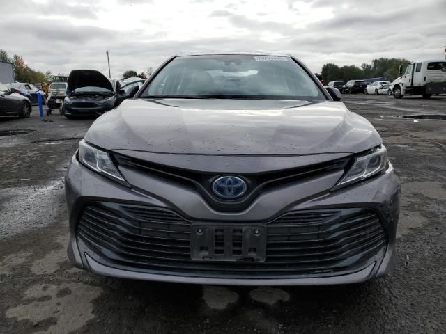 4T1C31AK9LU538120 - 2020 TOYOTA CAMRY LE GRAY photo 5