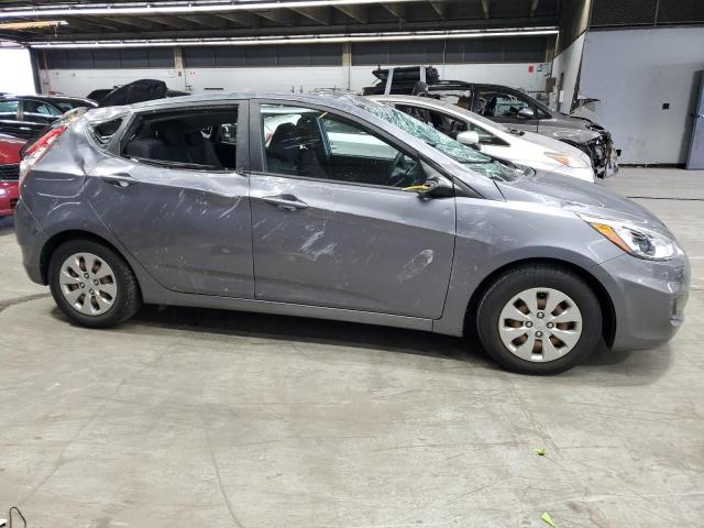 KMHCT5AE7HU305488 - 2017 HYUNDAI ACCENT SE GRAY photo 4