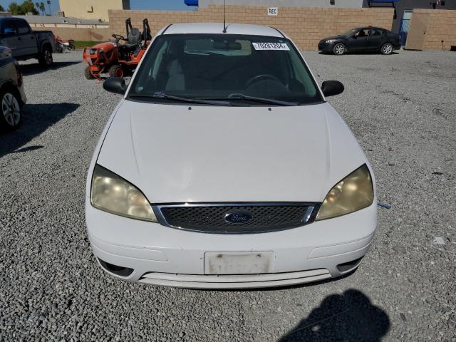 3FAFP37N75R139192 - 2005 FORD FOCUS ZX5 WHITE photo 5