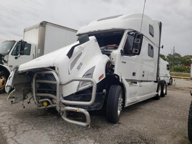 4V4NC9EH3LN226433 - 2020 VOLVO VN VNL WHITE photo 2