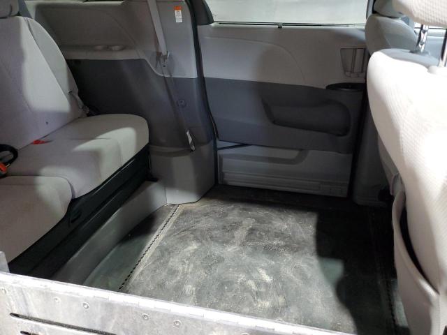 5TDKZ3DCXJS930409 - 2018 TOYOTA SIENNA LE RED photo 11