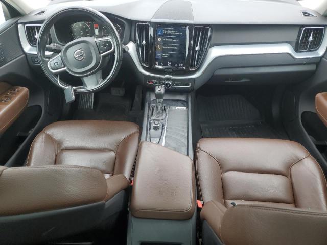 YV4A22RK8J1041807 - 2018 VOLVO XC60 T6 MOMENTUM WHITE photo 8