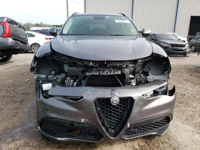 ZASFAKPN1J7B64524 - 2018 ALFA ROMEO STELVIO SPORT Grau Foto 5