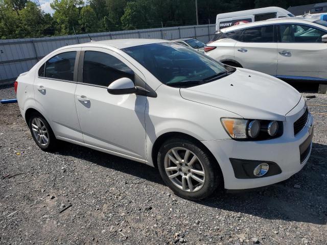 1G1JC5SG2D4172377 - 2013 CHEVROLET SONIC LT თეთრი ფოტო 4