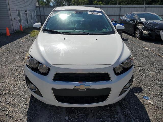 1G1JC5SG2D4172377 - 2013 CHEVROLET SONIC LT თეთრი ფოტო 5