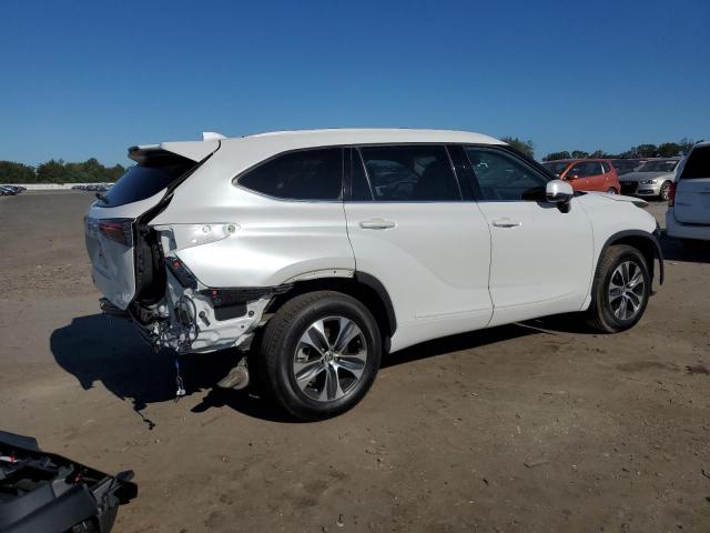 5TDGZRBH6NS594903 - 2022 TOYOTA HIGHLANDER XLE 白色 照片 3