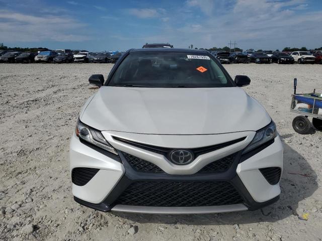 4T1B61HK1KU293398 - 2019 TOYOTA CAMRY XSE WHITE photo 5