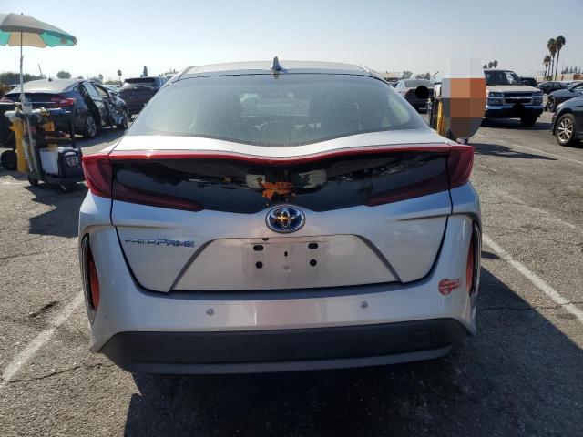 JTDKARFP3H3065840 - 2017 TOYOTA PRIUS PRIM 银色 照片 6