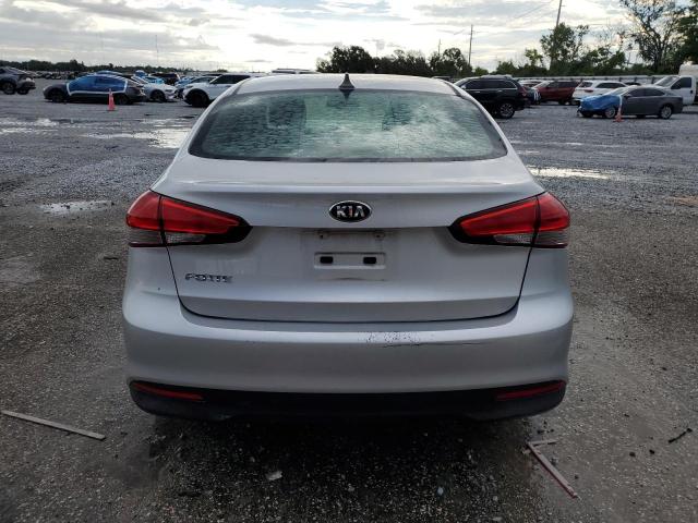 3KPFK4A72JE168853 - 2018 KIA FORTE LX Сріблястий фото 6