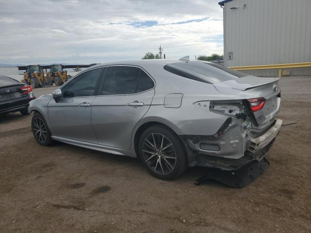 4T1G11AKXMU463081 - 2021 TOYOTA CAMRY SE SILVER photo 2