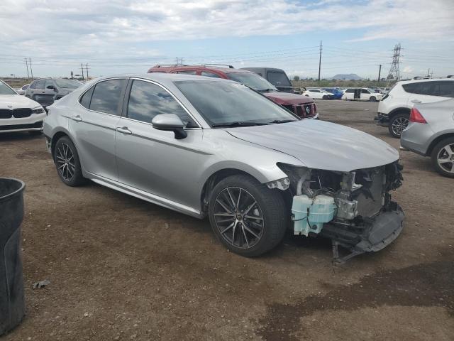 4T1G11AKXMU463081 - 2021 TOYOTA CAMRY SE SILVER photo 4