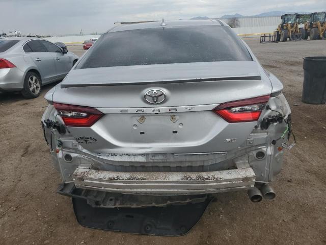 4T1G11AKXMU463081 - 2021 TOYOTA CAMRY SE SILVER photo 6