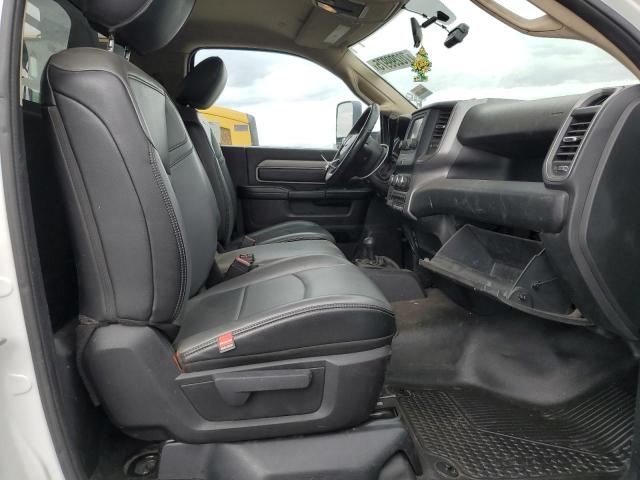 3C7WRNDL8KG691734 - 2019 RAM 5500 WHITE photo 11