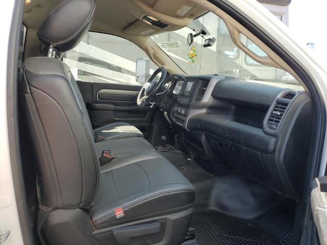 3C7WRNDL8KG691734 - 2019 RAM 5500 WHITE photo 5