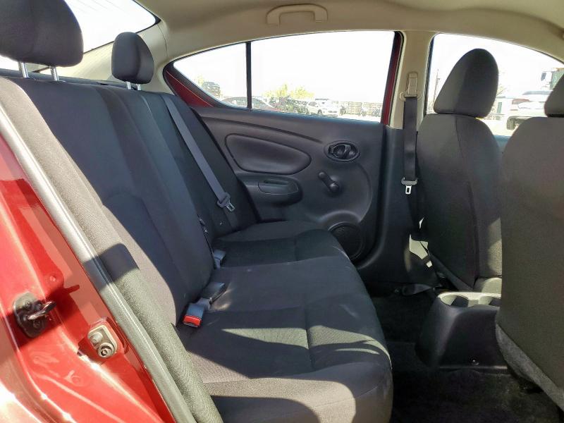 3N1CN7AP6JL829083 - 2018 NISSAN VERSA S 红色 照片 10