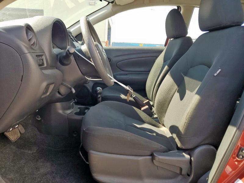 3N1CN7AP6JL829083 - 2018 NISSAN VERSA S 红色 照片 7