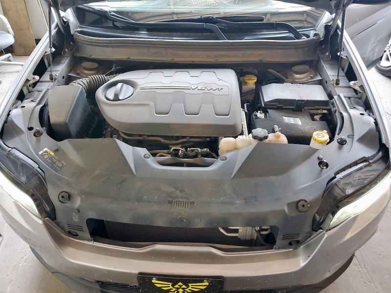 1C4PJMCX5KD101994 - 2019 JEEP CHEROKEE LATITUDE 银色 照片 12