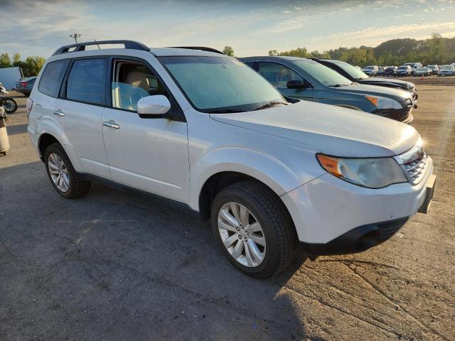 JF2SHADC2CH455743 - 2012 SUBARU FORESTER 2.5X PREMIUM WHITE photo 4