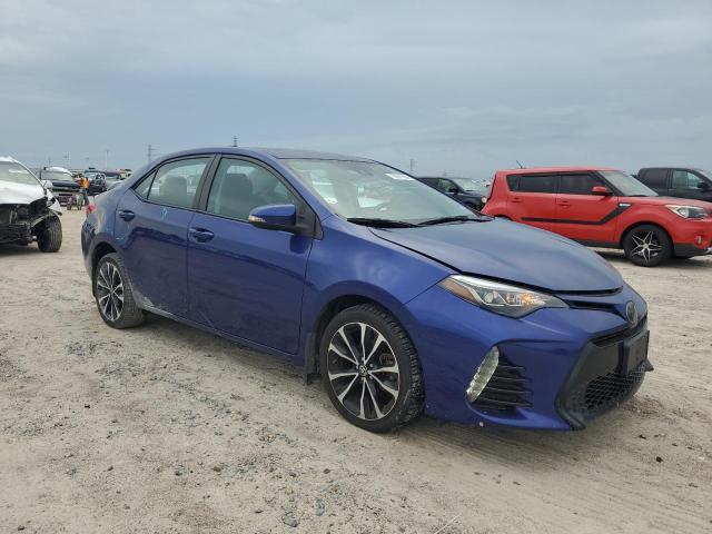 2T1BURHE2JC991761 - 2018 TOYOTA COROLLA L BLUE photo 4