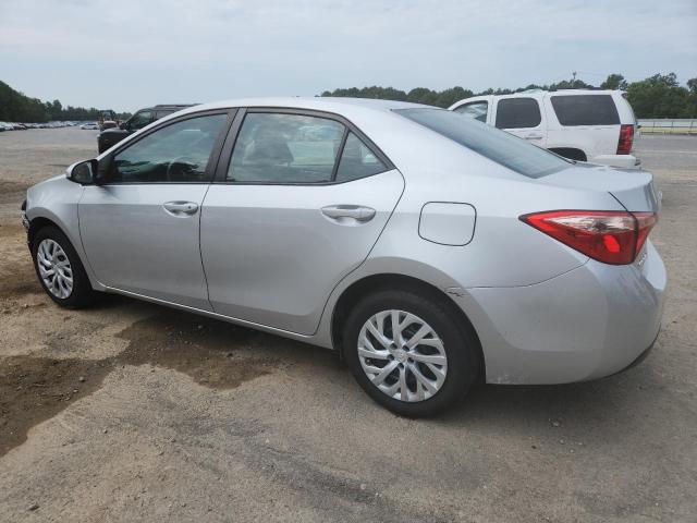 5YFBURHE7JP751752 - 2018 TOYOTA COROLLA L SILVER photo 2