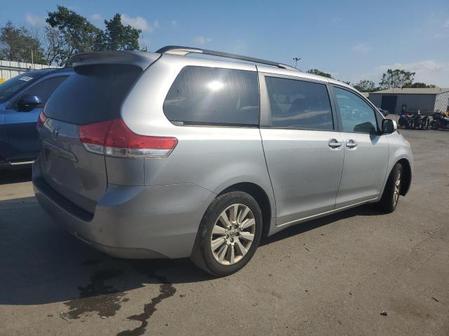 5TDDK3DC1DS053939 - 2013 TOYOTA SIENNA XLE ნაცრისფერი ფოტო 3