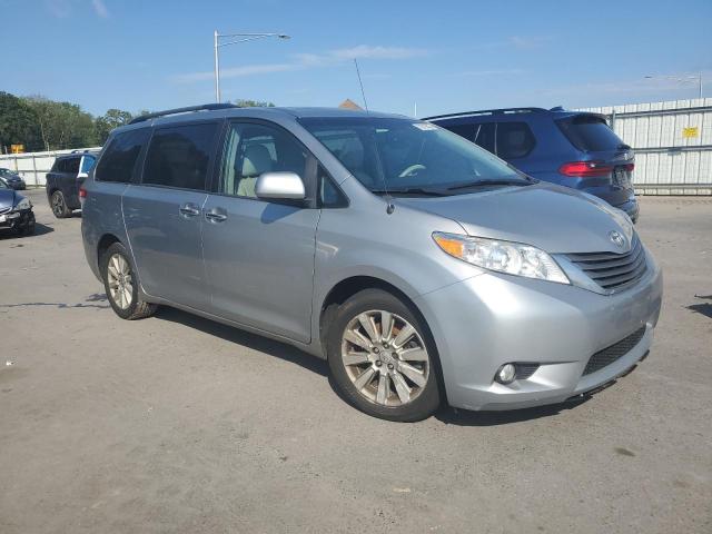 5TDDK3DC1DS053939 - 2013 TOYOTA SIENNA XLE ნაცრისფერი ფოტო 4