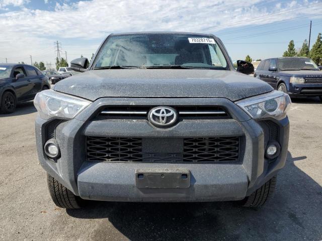 JTEEU5JR8R5312891 - 2024 TOYOTA 4RUNNER SR5 ნაცრისფერი ფოტო 5