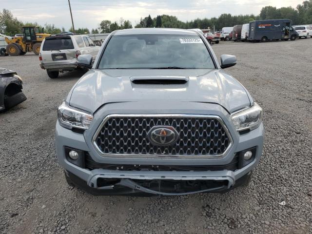 3TMCZ5AN5JM124841 - 2018 TOYOTA TACOMA DOUBLE CAB GRAY photo 5