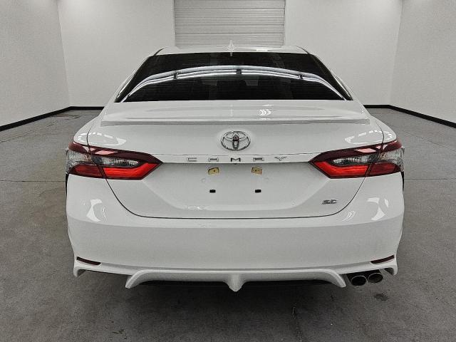 4T1T11AK7RU892880 - 2024 TOYOTA CAMRY SE NIGHT SHADE WHITE photo 6