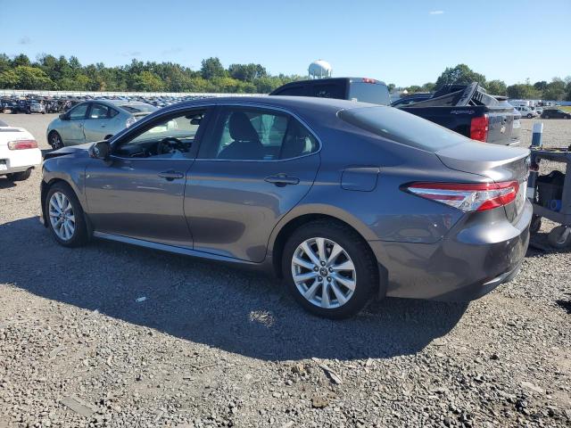 4T1B11HK6JU605535 - 2018 TOYOTA CAMRY L GRAY photo 2
