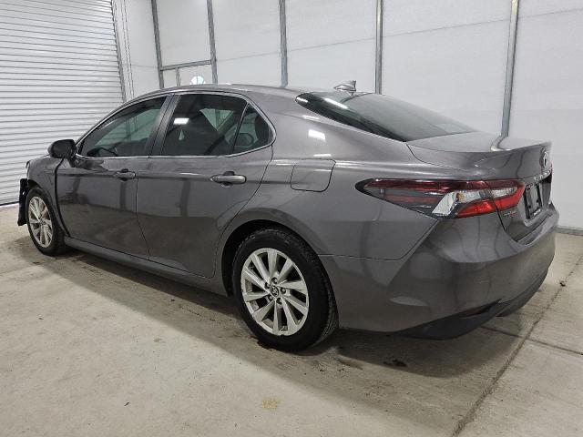 4T1C11AK5NU703573 - 2022 TOYOTA CAMRY LE 灰色 照片 2