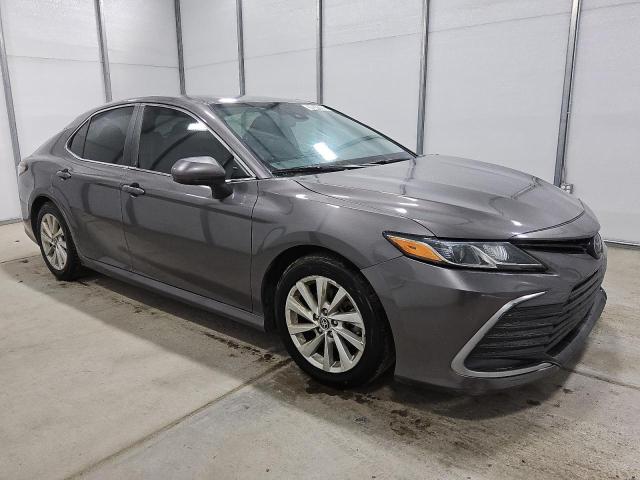 4T1C11AK5NU703573 - 2022 TOYOTA CAMRY LE 灰色 照片 4