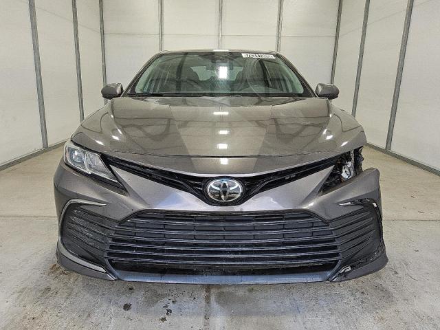 4T1C11AK5NU703573 - 2022 TOYOTA CAMRY LE 灰色 照片 5