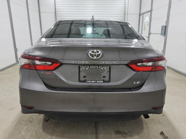 4T1C11AK5NU703573 - 2022 TOYOTA CAMRY LE 灰色 照片 6