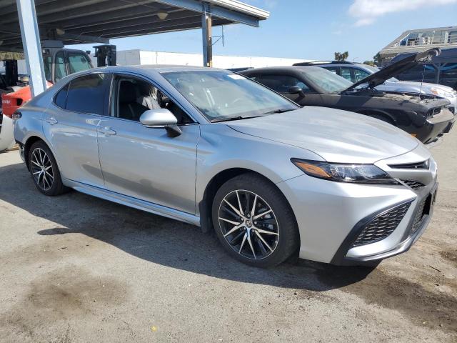 4T1G11AK3PU800355 - 2023 TOYOTA CAMRY SE NIGHT SHADE SILVER photo 4