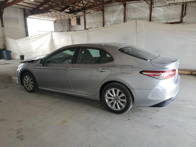 4T1B11HK7JU152378 - 2018 TOYOTA CAMRY L SILVER photo 2