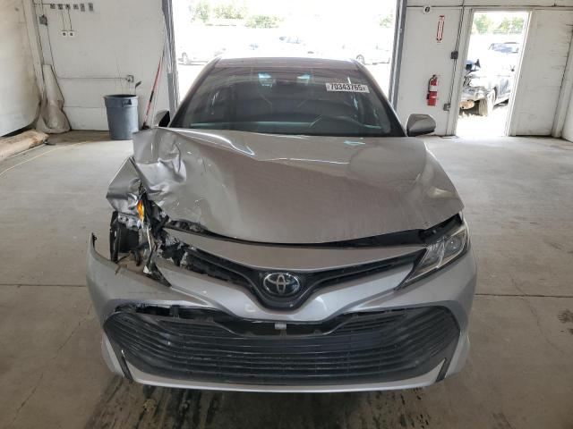 4T1B11HK7JU152378 - 2018 TOYOTA CAMRY L SILVER photo 5