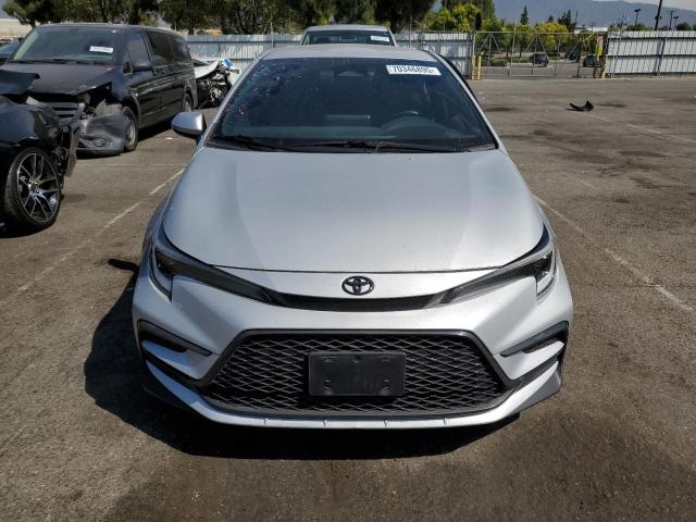 5YFS4MCE5PP165859 - 2023 TOYOTA COROLLA SE Silber Foto 5