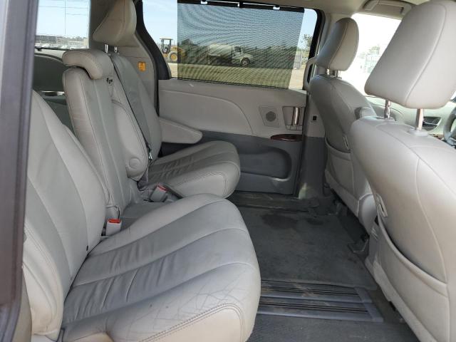 5TDYK3DC6CS245180 - 2012 TOYOTA SIENNA XLE GRAY photo 11