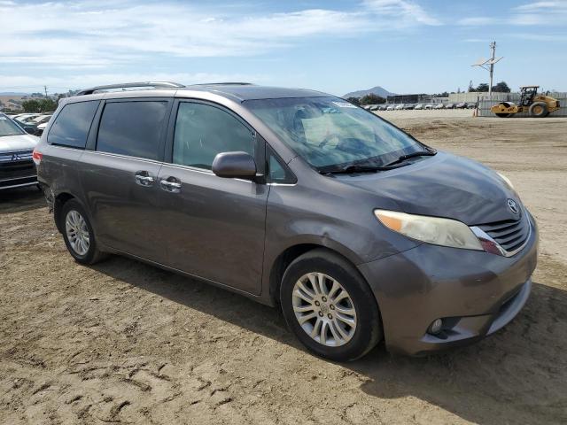 5TDYK3DC6CS245180 - 2012 TOYOTA SIENNA XLE GRAY photo 4