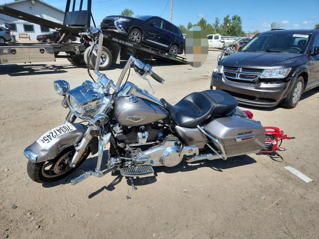 1HD1FBC14HB652847 - 2017 HARLEY-DAVIDSON FLHR ROAD KING SILVER photo 3